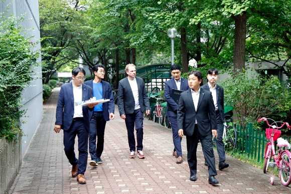 대우건설과 어반에이전시 목동8단지 담당자들이 지난달 28일 단지를 시찰하고 있다. [사진=대우건설]