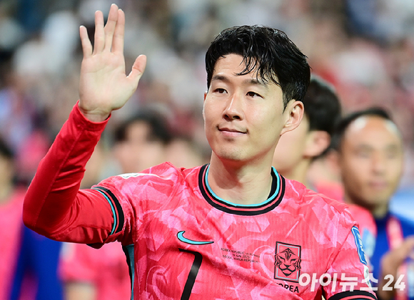 축구 국가대표팀 주장 손흥민의 아이를 임신했다고 주장하며 손씨에게 돈을 뜯어내려 한 20대 여성 양모 씨가 지난해 5월 17일 영장실질심사를 받기 위해 서울중앙지법에 들어서고 있다. [사진=연합뉴스]