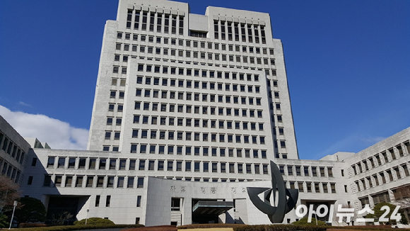  전남 목포시 목포신항만 내 세월호 거치 장소에 추모객의 발길이 이어지고 있다. [사진=아이뉴스24 포토DB]