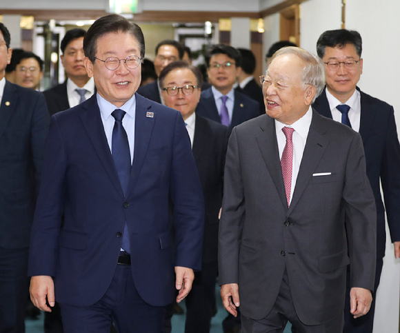 이재명 더불어민주당 대표가 11일 오전 서울 마포구 경총회관에서 손경식 한국경영자총협회 회장과 만나 대화를 나누고 있다. 2024.11.11. [사진=뉴시스]