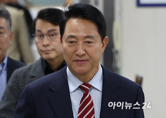 명태균 여론조사비 대납 의혹으로 재판에 넘겨진 오세훈 서울시장이 23일 오후 서울 서초구 서울고등법원에서 열린 정치자금법 위반 혐의 항소심 선고기일에 출석하고 있다. [사진=곽영래 기자]