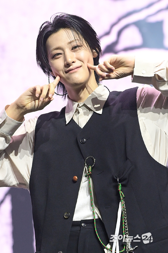 그룹 위아이 유용하가 29일 오후 서울 광진구 예스24라이브홀에서 열린 위아이(WEi) 여덟 번째 미니앨범 '원더랜드' 발매 기념 쇼케이스에 참석해 타이틀곡 '홈' 무대를 선보이고 있다. [사진=정소희 기자]