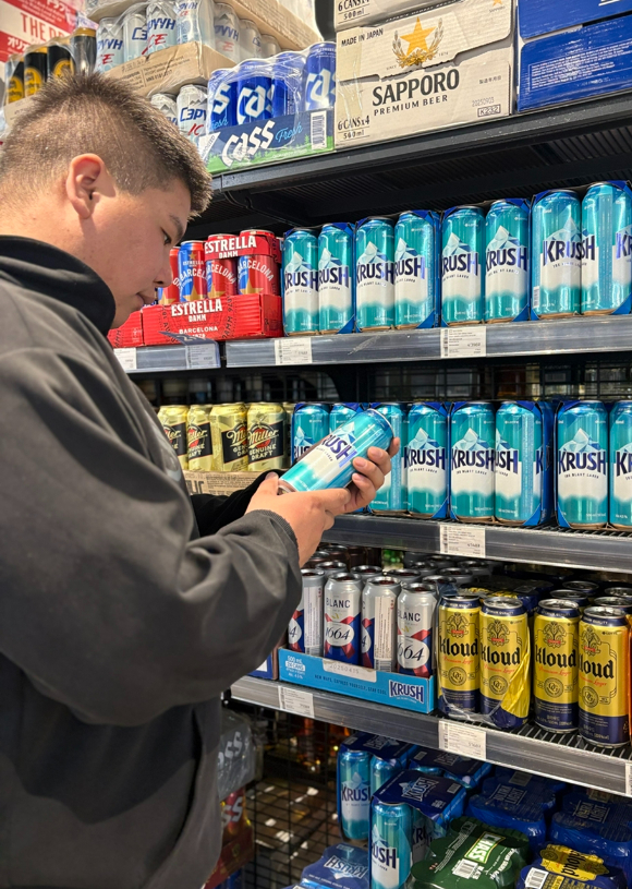 몽골 울란바토르에 위치한 마트에서 소비자가 크러시를 살펴보고 있는 모습. [사진=롯데칠성음료]