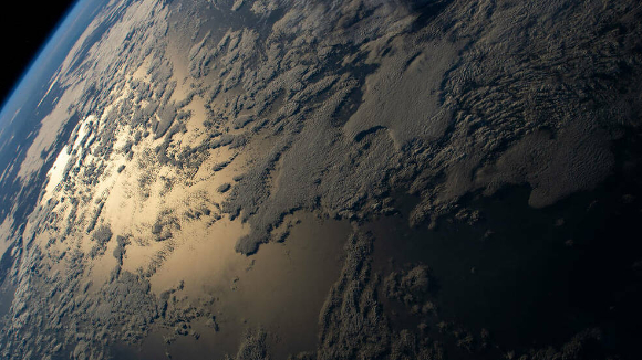국제우주정거장에서 찍은 지구. 인도양에 태양빛이 물들고 있다. [사진=NASA]