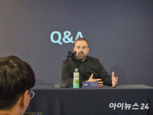 앤드류 드 소사 월드 오브 워크래프트 수석 전투 디자이너가 27일 서울 성수 스테이지 차봇에서 열린 '월드 오브 워크래프트: 한밤' 기자간담회에서 기념촬영을 하고 있다. [사진=박정민 기자]