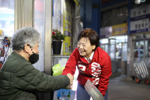 4&middot;10 총선 서울 중&middot;성동갑 후보인 전현희 더불어민주당 후보(왼쪽)와 윤희숙 국민의힘 후보 [사진=곽영래 기자]