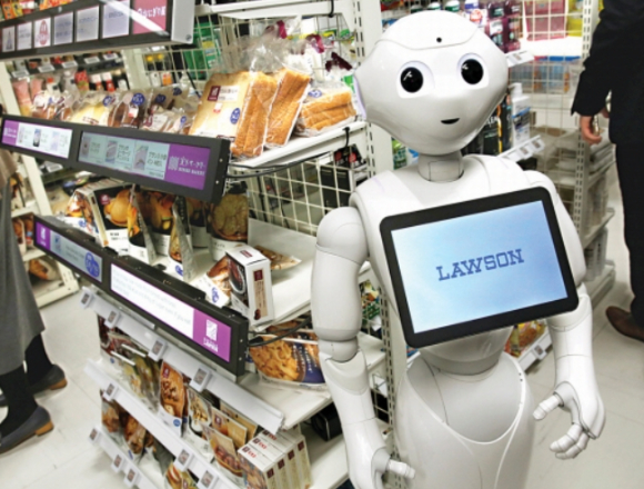 일본 도쿄 미나토구에 있는 편의점체인 로손의 차세대 편의점 연구를 위한 '로손 이노베이션 랩'에 인공지능 로봇 페퍼가 고객을 안내하기 위해 배치돼 있다. [사진=로이터/연합뉴스]