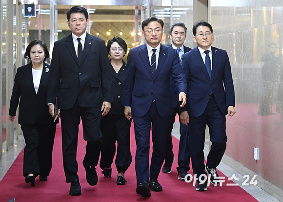 조국혁신당 신장식 당대표와 김준형 원내대표 등 신임 지도부가 27일 서울 여의도 국회에서 조정식 국회의장을 만나기 위해 의장실로 향하고 있다. [사진=곽영래 기자]