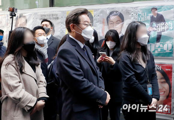 이재명 더불어민주당 대선 후보가 4일 서울 중구 소공동 주민센터에서 제20대 대통령선거 사전투표를 하기 위해 줄을 서고 있다. [사진=국회사진취재단]