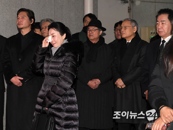 27일 오전 서울 송파구 서울아산병원 장례식장에서 엄수된 故 이순재의 발인식에서 연예계 동료들이 고인의 마지막 길을 배웅하고 있다. [사진=곽영래 기자]