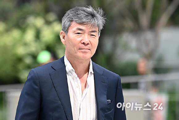 '도이치모터스 주가조작' 사건의 공범에게 재판 형량을 줄여달라는 청탁을 받은 혐의를 받는 이종호 전 블랙펄인베스트 대표가 30일 서울 종로구 김건희 특검팀(특별검사 민중기)에 출석하고 있다. [사진=곽영래 기자]