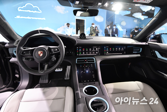 포르쉐코리아가 12일 오전 서울 강남구 포르쉐 존더분쉬 하우스에서 K팝 스타 블랙핑크 제니의 협력으로 탄생한 국내 최초의 포르쉐 익스클루시브 매뉴팩처 존더분쉬 차량 '타이칸 4S 크로스 투리스모 포 제니 루비 제인(Taycan 4S Cross Turismo for Jennie Ruby Jane)'을 공개하고 있다. [사진=김성진 기자]