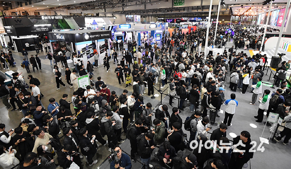 13일 부산 해운대구 벡스코에서 열린 국제게임전시회 '지스타 2025'에서 참관객들이 게임 체험을 위해 줄을 서고 있다. [사진=곽영래 기자]
