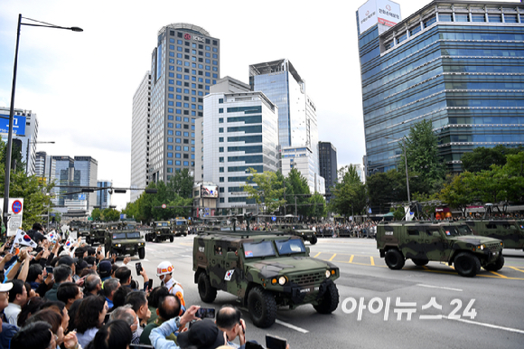 건군 76주년 국군의 날 기념행사가 1일 오후 서울 중구 광화문 거리 일대에서 진행되는 가운데 첨단 무기들이 시가행진을 벌이고 있다. [사진=곽영래 기자]