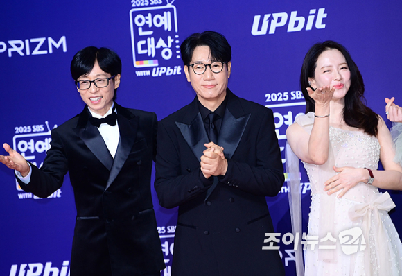 '런닝맨' 유재석-지석진-송지효가 30일 오후 서울 마포구 상암동 SBS 프리즘타워에서 열린&nbsp;2025 SBS 연예대상&nbsp;레드카펫 행사에 참석하고 있다. [사진=정소희 기자]