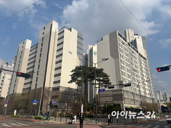 장위뉴타운 개발이 예정된 장위13구역 인근 노후 빌라촌에 위치한 여러 상가들에 임대 포스터들이 붙어있다. 2026.04.06. [사진=김민지 기자]