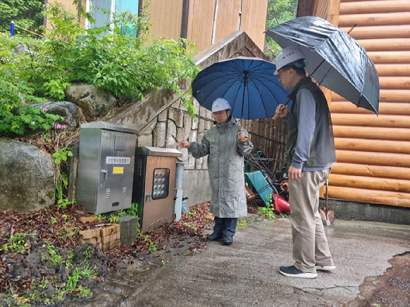 복주산에 자리한 국립자연휴양림에서 각종 전기 시설에 대한 안전점검을 하고 있다. [사진=국립자연휴양림관리소/산림청]