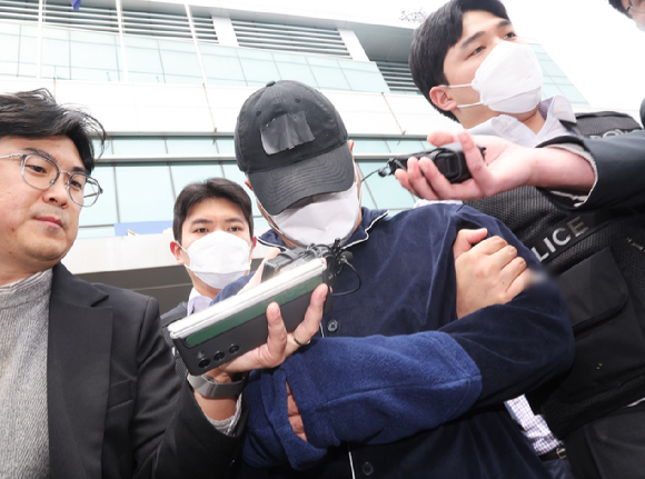 부모와 처자식 등 일가족 5명을 살해해 살인 및 존속살인 혐의로 구속영장이 청구된 50대 가장 A씨가 17일 구속 전 피의자 심문(영장실질심사)에 출석하기 위해 경기도 용인동부경찰서 유치장에서 나오고 있다. 2025.4.17 [사진=연합뉴스]