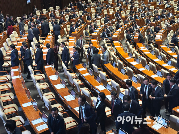 14일 오후 서울 여의도 국회에서 열린 본회의에서 '김건희 여사 특검법' 수정안에 대한 표결 직전 국민의힘 의원들이 퇴장하고 있다. [사진=정소희 기자]