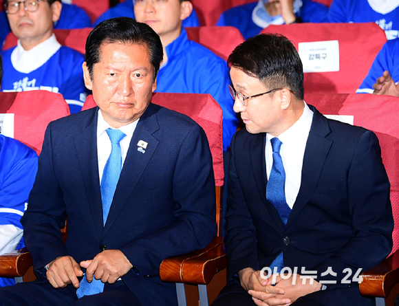 더불어민주당 정청래 대표와 한병도 원내대표가 3일 서울 여의도 국회 의원회관에 마련된 제9회 전국동시지방선거 및 국회의원 재보궐 선거 개표종합상황실에서 출구조사 결과를 기다리며 이야기를 나누고 있다. [사진=정소희 기자]