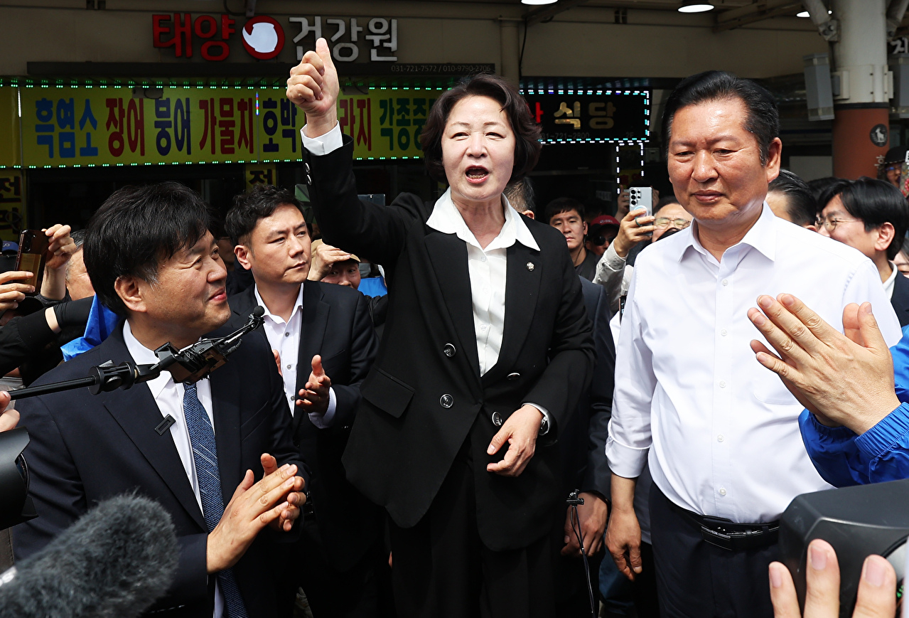 더불어민주당 추미애 경기도지사 후보가 정청래 당 대표, 김용 전 민주연구원 부원장 등과 19일 경기도 성남시 모란민속5일장을 방문해 발언하고 있다. 2026.4.19 [사진=연합뉴스]