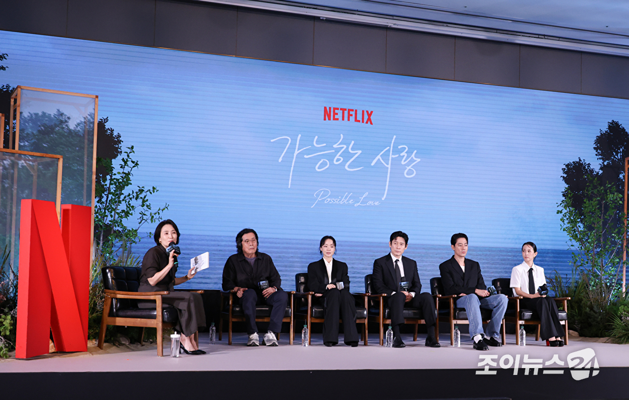 배우 조인성, 조여정, 이창동 감독, 배우 전도연, 설경구가 25일 오전 서울 마포구 호텔 나루 서울 엠갤러리에서 진행된 넷플릭스 영화 '가능한 사랑'(감독 이창동) 제작보고회에 참석해 포즈를 취하고 있다. [사진=문수지 기자]