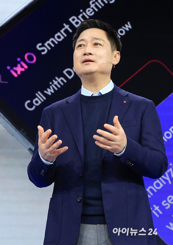 홍범식 LG유플러스 대표가 2일(현지시간) 스페인 바르셀로나 피라 그란 비아 전시장에서 열린 '모바일 월드 콩그레스(MWC)2026'에서 기조연설 하고 있다. 2026.03.02 [사진=바르셀로나=사진공동취재단]