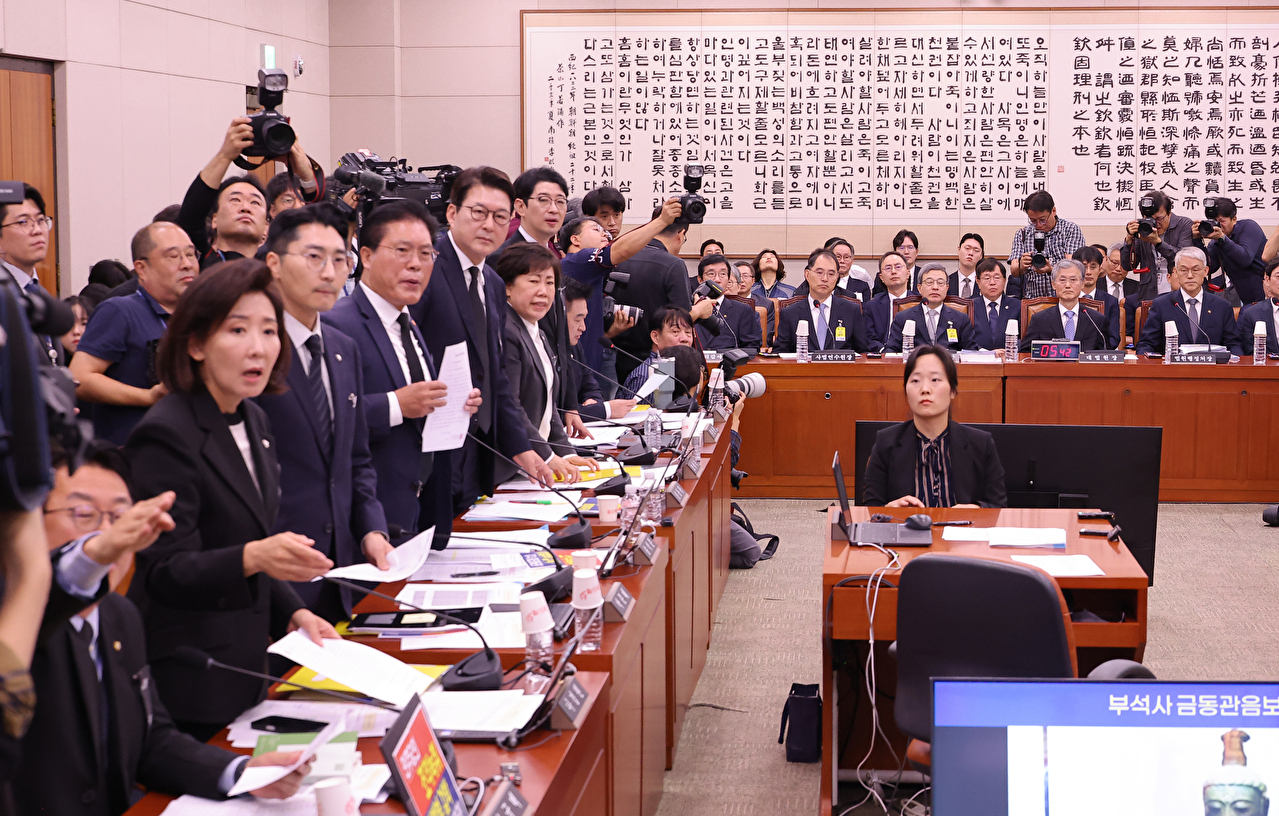 이재명 정부 첫 국정감사가 시작된 13일 서울 여의도 국회에서 열린 법제사법위원회 국정감사에서 조희대 대법원장이 굳은 표정으로 여야 의원들의 설전을 지켜보고 있다. [사진=연합뉴스]