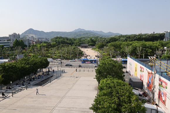 세운상가에서 본 종묘 공원과 종묘 [사진=연합뉴스]