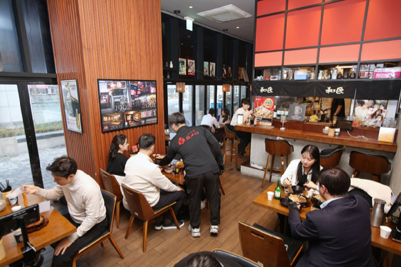 BBQ 이자카야 브랜드 토리메로가 식사 메뉴 7종, 저녁 안주 세트 5종을 출시하고 고객 접점 확대에 나섰다. [사진=BBQ]