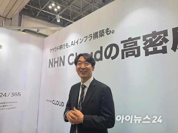 김동훈 NHN클라우드 대표가 8일 8일 도쿄 빅사이트에서 개막한 일본 최대 IT 전시회 '2026 재팬 IT 위크 춘계' 현장에서 한국 취재진의 질문에 답하고 있다. [사진=윤소진 기자]