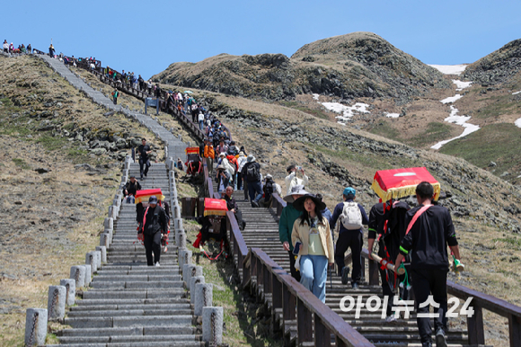 13일 오전 연길공항에서 인천공항으로 가는 비행기 탑승 중 창가에서 바라본 백두산의 모습. [사진=정소희 기자]