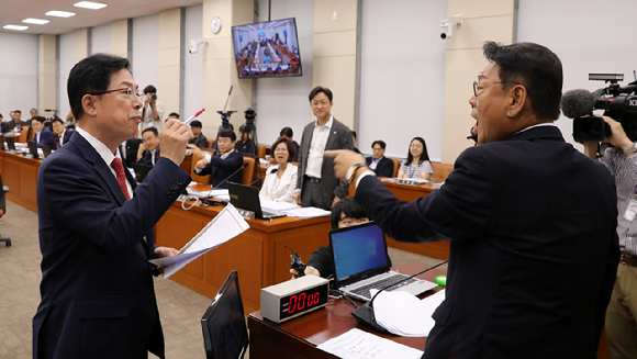 이만희 국민의힘 행정안전위원회 간사(왼쪽)와 더불어민주당 소속 김교흥 행안위원장(오른쪽)이 지난달 20일 국회 행안위 회의에서 중앙선거관리위원장 국정감사 출석 문제와 관련해 언쟁하고 있다. [사진=뉴시스]