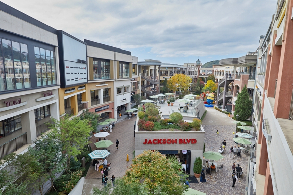 신세계사이먼 파주 프리미엄 아울렛 센트럴 스퀘어 전경. [사진=신세계사이먼]