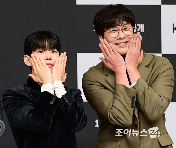 (왼쪽부터)심사위원을 맡은 가수 신용재-몬스타엑스 기현-에일리-키스오브라이프 벨-볼빨간사춘기 안지영-폴킴-MC를 맡은 배우 최다니엘이 12일 오후 서울 양천구 목동 SBS사옥에서 열린 SBS 스튜디오 프리즘 신규 예능 '베일드 뮤지션' 한국편 제작발표회에 참석하고 있다. [사진=정소희 기자]