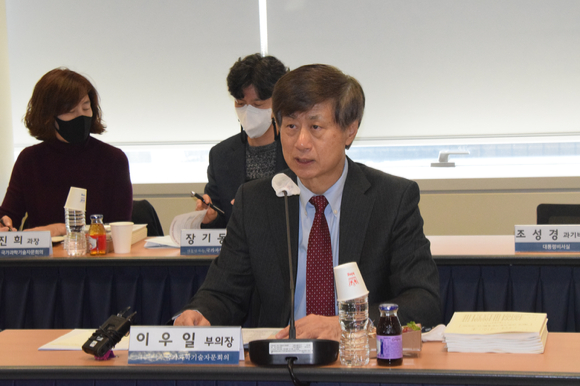 이우일 국가과학기술자문회의 부의장이 12월 14일 국가과학기술자문회의 제1회 심의회의&rsquo;를 주재하고 있다. [사진=과기정통부]
