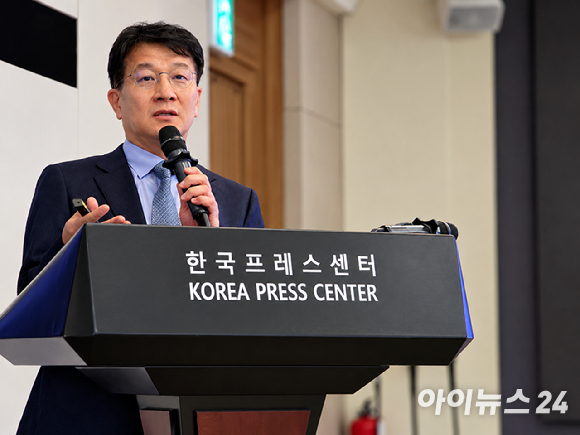 28일 서울 중구 한국프레스센터에서 한국미디어경영학회가 개최한 '기업의 경영 위기와 대응 원칙' 세미나에서 신민수 한양대학교 교수가 '기업의 신뢰, 어떻게 회복할 것인가: SKT 사례를 중심으로'를 주제로 발표하고 있다. [사진=안세준 기자]