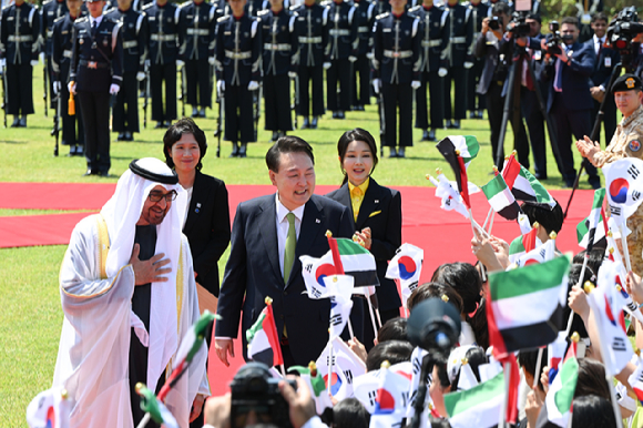 윤석열 대통령과 무함마드 빈 자예드 알 나흐얀 아랍에미리트연합국(UAE) 대통령이 29일 서울 용산 대통령실 청사에서 열린 국빈 방한 공식 환영식에서 양국 국기를 든 삼광초등학교 어린이환영단의 환호에 화답하고 있다.  2024.05.29. [사진=대통령실]