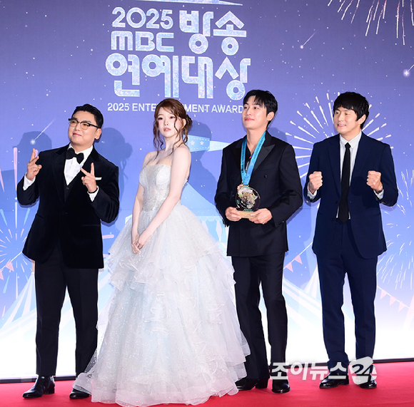 '극한84' 곽범-츠키-권화운-기안84가 29일 오후 서울 마포구 MBC 사옥에서 열린 '2025 MBC 방송연예대상' 포토월 행사에 참석하고 있다. [사진=정소희 기자]