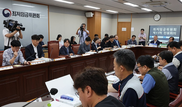 권순원 최저임금위원장이 2일 정부세종청사 최저임금위원회에서 열린 제11차 전원회의를 주재하고 있다. [사진=연합뉴스]