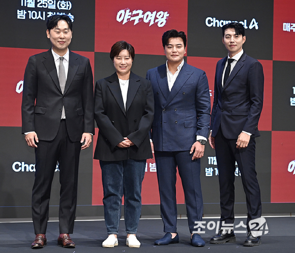 야구선수 출신 윤석민, 골프선수 출신 박세리, 야구선수 출신 추신수, 이대형이 25일 서울 구로구 더 세인트 신도림에서 열린 채널A 야구여왕' 제작발표회에서 포즈를 취하고 있다. [사진=곽영래 기자]