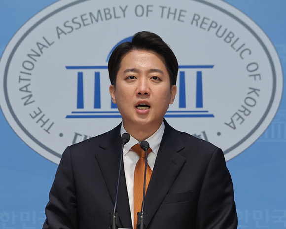 더불어민주당 이재명 대선 후보가 고 노무현 전 대통령 16주기인 23일 경남 김해시 봉하마을 노 전 대통령 관저에서 권양숙 여사, 문재인 전 대통령 등과 만난 뒤 나와 백브리핑을 하고 있다. 2025.5.23 [사진=연합뉴스]