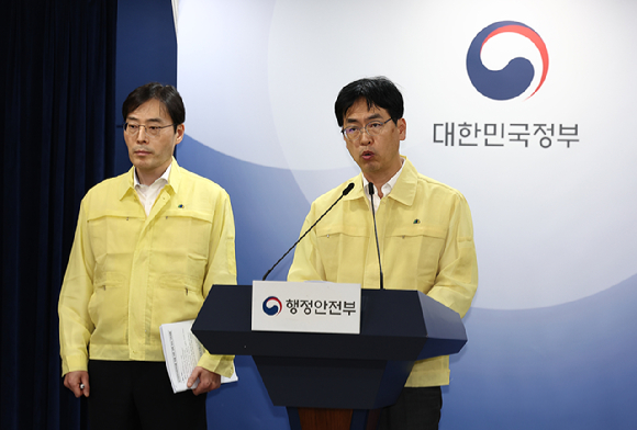 김민재 행정안전부 차관(오른쪽)이 27일 오전 서울 종로구 정부서울청사 브리핑실에서 열린 '국가정보자원관리원 정부 서비스 장애 관련 브리핑'에서 발언하고 있다. 2025.9.27 [사진=연합뉴스]