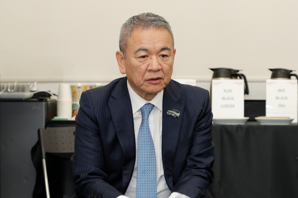 정유석 현대차 국내사업본부 부사장이 지난달 29일 일본 도쿄 빅사이트 '재팬모빌리티쇼 전시장' 내에 마련된 현대차 회의실에서 기자들의 질문에 답하고 있다. [사진=한국자동차기자협회]