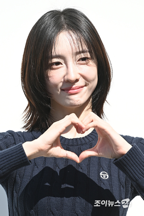 배우 박지현이 26일 오후 서울 용산구 한남동 플래그십 스토어에서 열린 클래식 라이프스타일 브랜드 세르지오 타키니 한남 플래그십 스토어 오픈 기념 포토콜 행사에 참석해 포즈를 취하고 있다. [사진=문수지 기자]