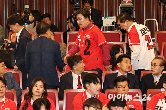 권성동 원내대표 겸 공동선대위원장과 김기현 공동선대위원장이 3일 서울 여의도 국회 도서관에 마련된 국민의힘 개표 상황실에서 제21대 대통령 선거 방송3사 출구조사 결과를 지켜보다 자리를 떠나고 있다. [사진=정소희 기자]