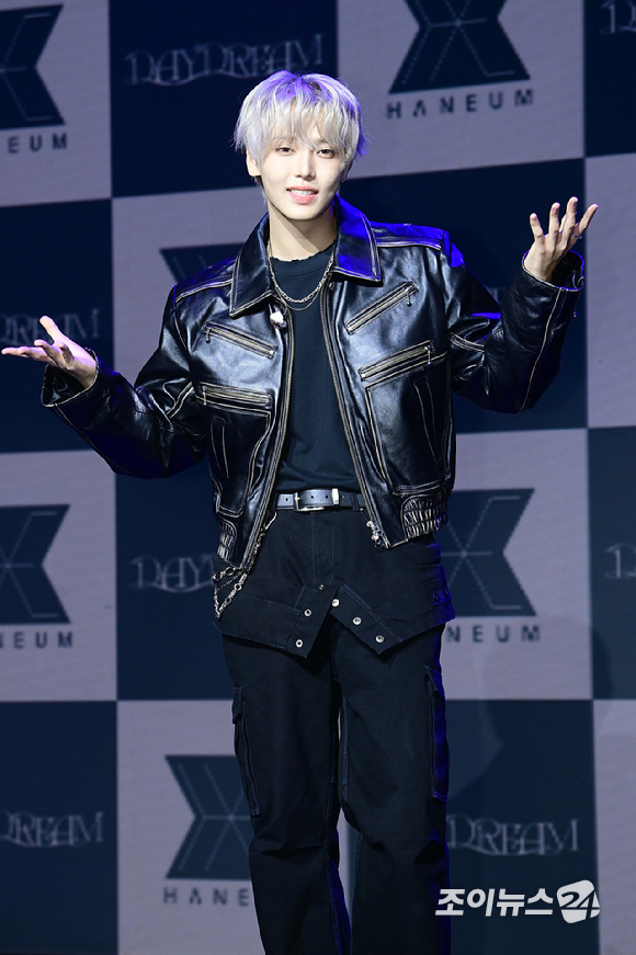 가수 장한음이 30일 오후 서울 강남구 성암아트홀에서 열린 두 번째 EP 'DAYDREAM' 발매 기념 쇼케이스에서 포토타임을 갖고 있다. [사진=정소희 기자]