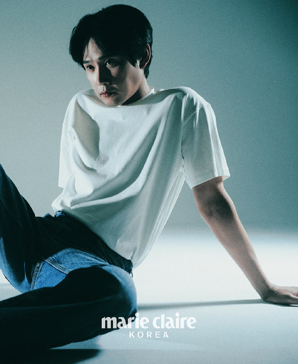 배우 박성훈이 화보 촬영에서 포즈를 취하고 있다. [사진=마리끌레르]