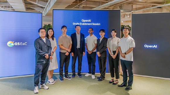 서울 종로구 GS건설 본사서 지난 21일 허윤홍 GS건설 대표(사진 왼쪽 네 번째)와 OpenAI 담당자들이 기념사진을 촬영하고 있다. [사진=GS건설]