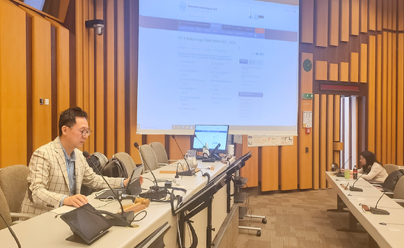 스위스 제네바에서 열린 ITU-T SG 13 회의에서 김형수 KT융합기술원 팀장이 워킹파티 의장으로서 회의를 진행하는 모습. [사진=KT]